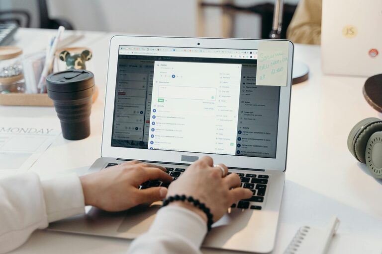 How to Keep Your Emails Under Control: Practical Tips for a Tidy Inbox